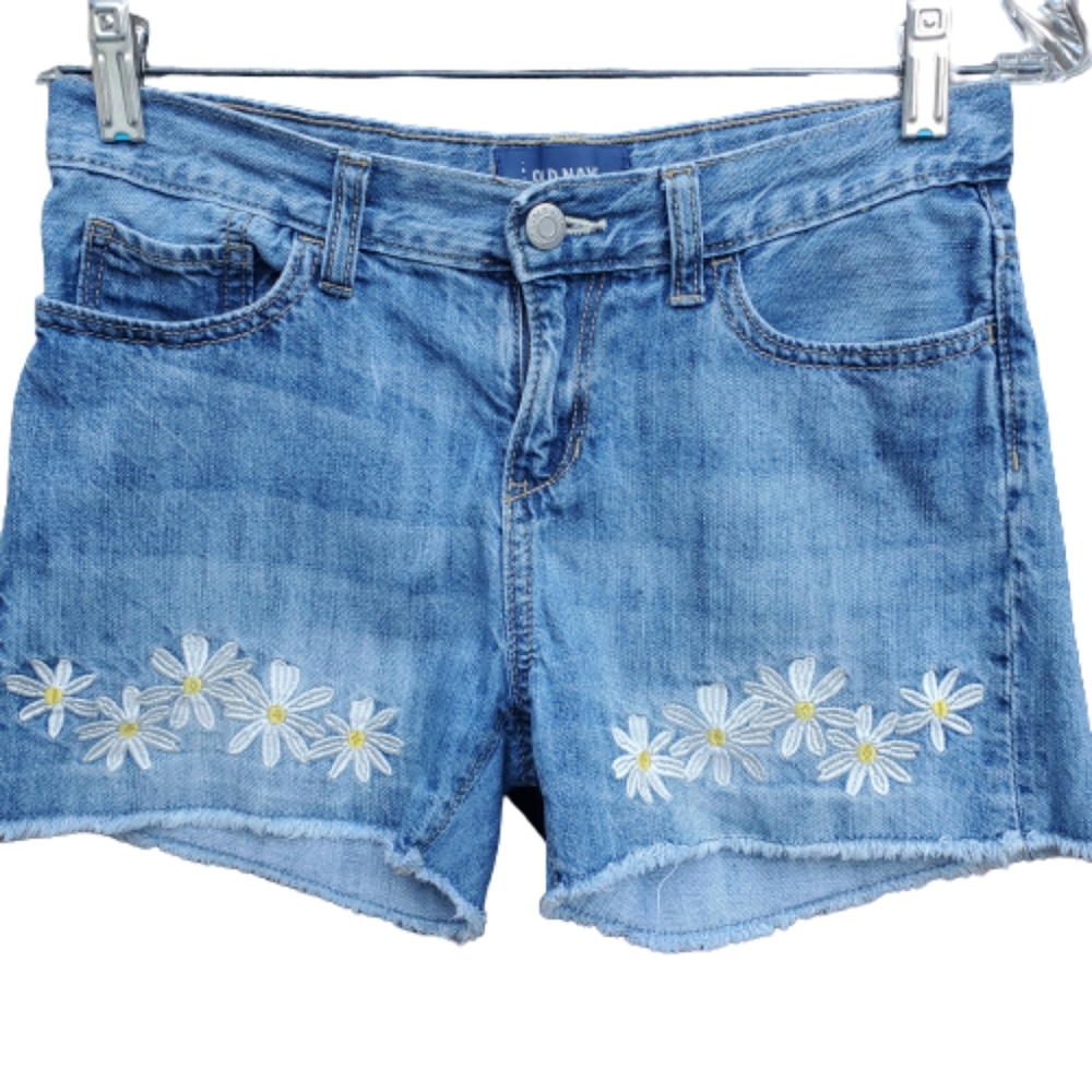5 for $25 Daisy appliqué jean shorts 3‐inch inseam